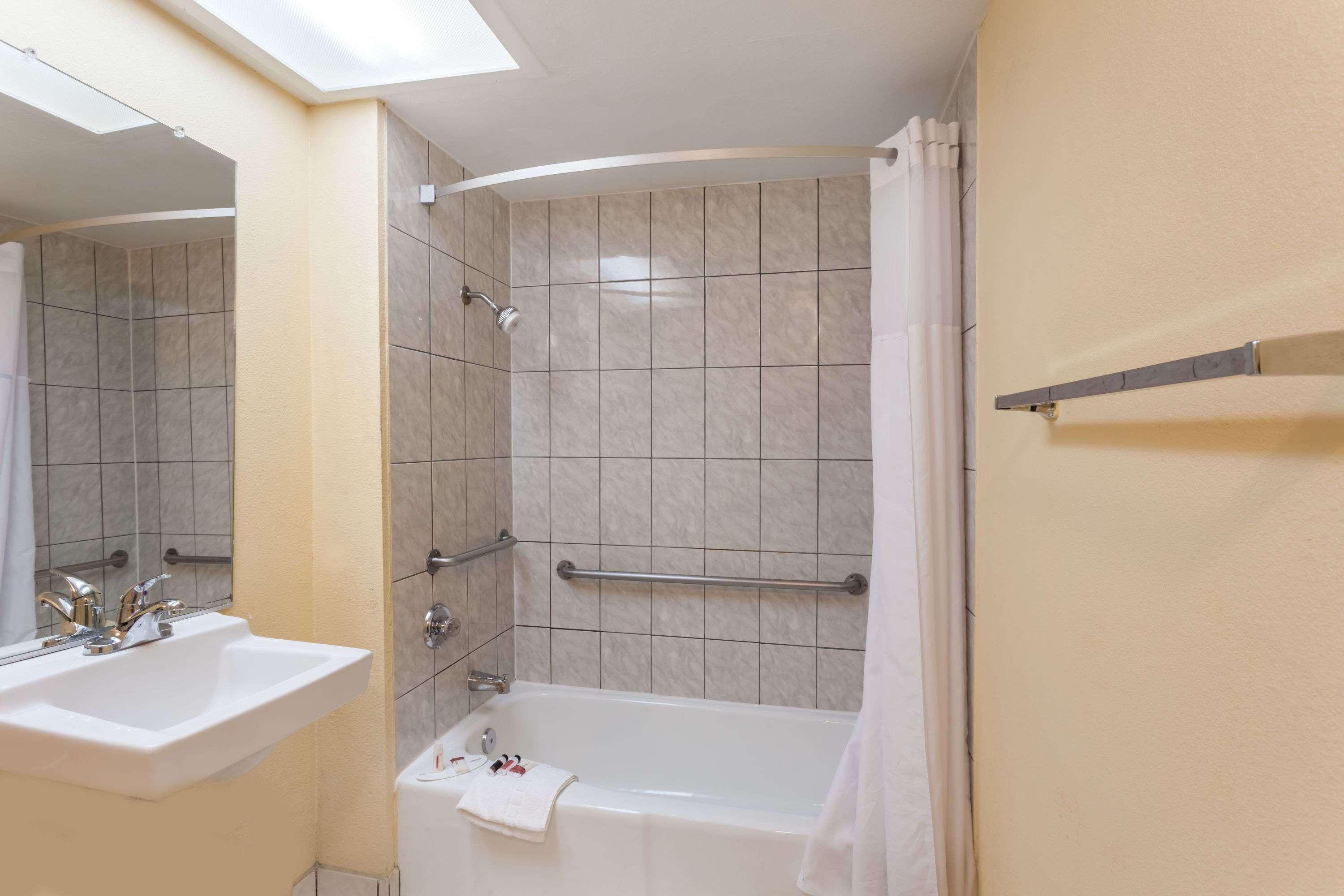Howard Johnson By Wyndham Norco Exterior foto