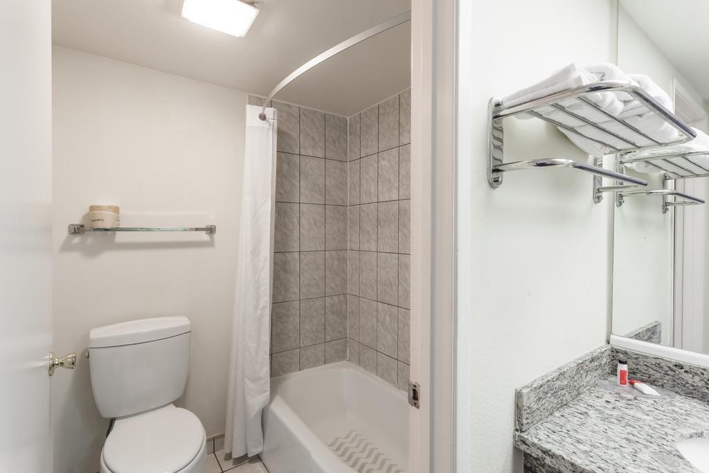 Howard Johnson By Wyndham Norco Exterior foto